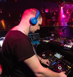 Alex je DJ